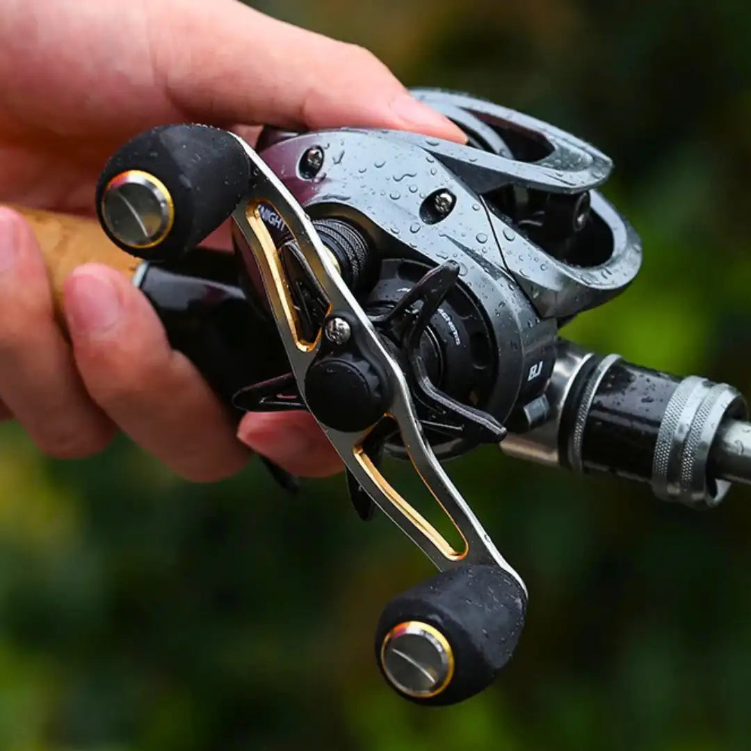 Carretilha SeaKnight FALCAN III sendo segurada na vara de pesca em ambiente úmido