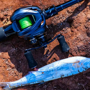 Carretilha SeaKnight FALCAN III com vara posicionada na beira do rio pronta para arremesso