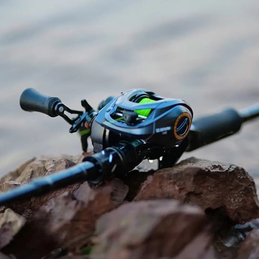 Carretilha SeaKnight FALCAN III com vara posicionada na beira do rio pronta para arremesso