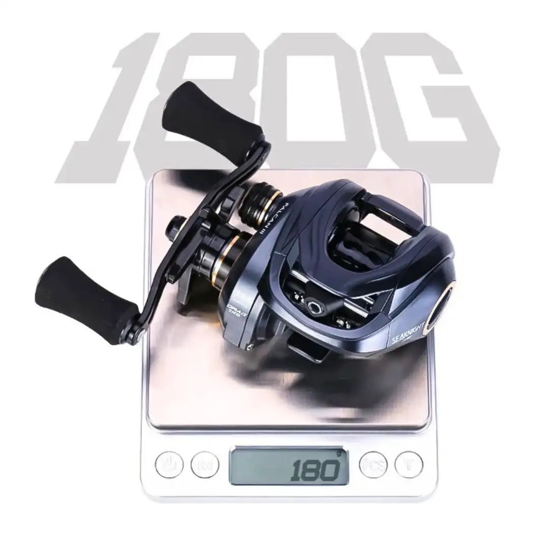 Carretilha SeaKnight FALCAN III com linha verde instalada posicionada sobre pedras molhadas