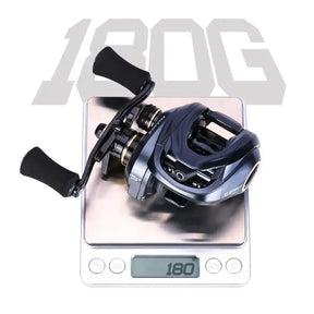 Carretilha SeaKnight FALCAN III com linha verde instalada posicionada sobre pedras molhadas