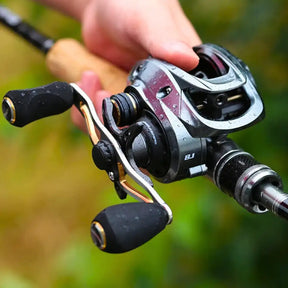 Detalhe da carretilha SeaKnight FALCAN III em uso durante pescaria em dia chuvoso