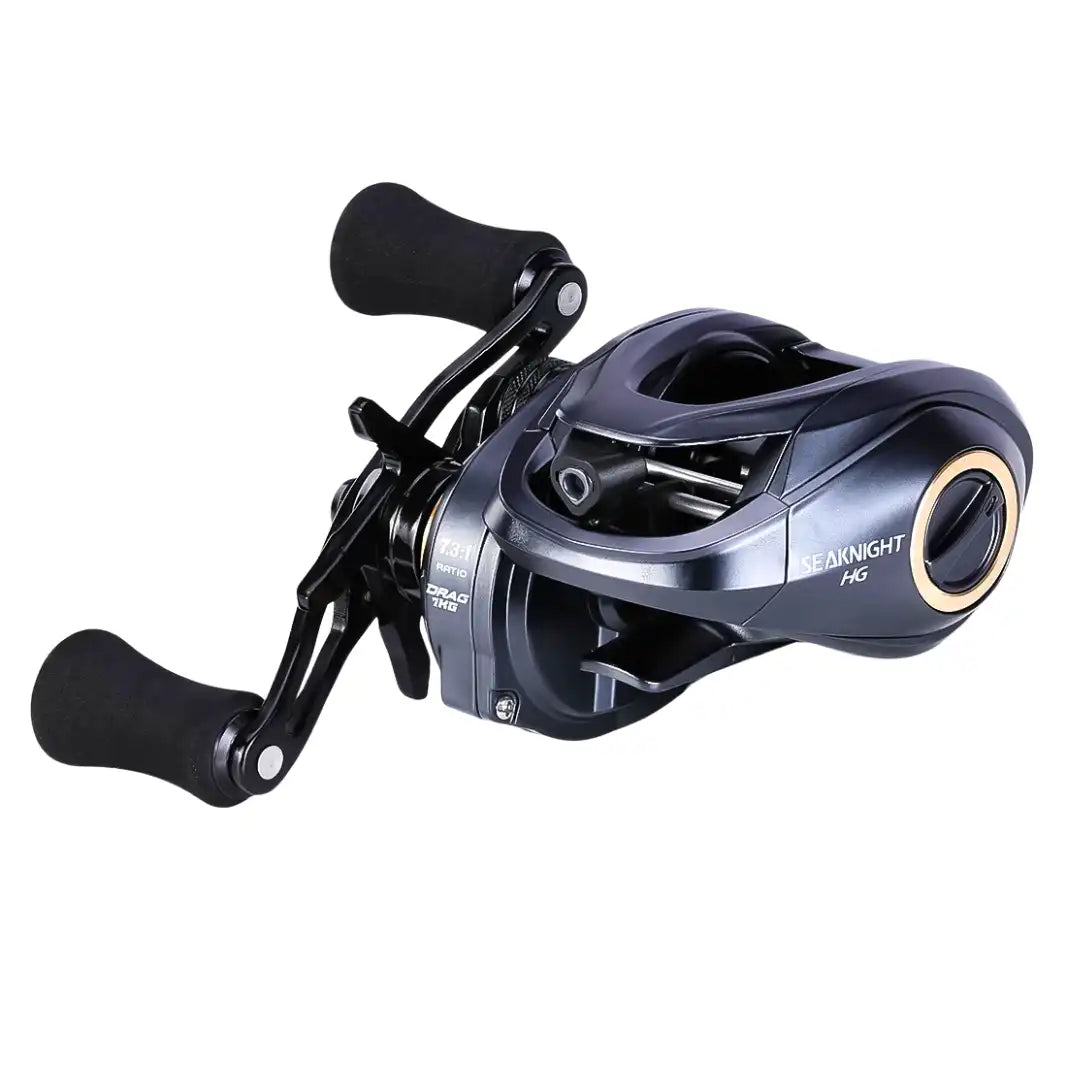 Parte traseira da carretilha SeaKnight FALCAN III com acabamento metálico e lateral HG