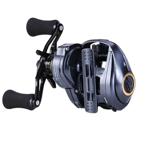 Vista inferior da carretilha SeaKnight FALCAN III destacando o sistema de ventilação do carretel