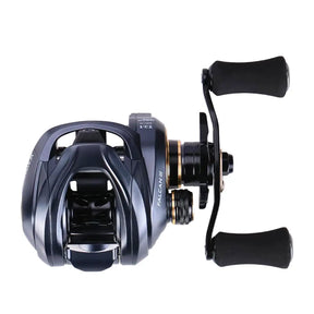 Vista lateral da carretilha SeaKnight FALCAN III mostrando o design compacto e ergonômico